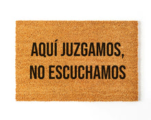 Cargar imagen en el visor de la galería, Felpudo personalizado fibra de coco Aquí juzgamos, no escuchamos
