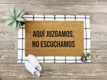 Cargar imagen en el visor de la galería, Felpudo personalizado fibra de coco Aquí juzgamos, no escuchamos