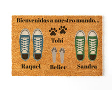 Cargar imagen en el visor de la galería, Felpudo Personalizado Fibra de Coco Con Zapatillas Pareja + Mascota 2