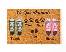 Cargar imagen en el visor de la galería, Felpudo Personalizado Fibra de Coco Con Zapatillas Pareja + Mascota 3