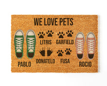 Charger l'image dans la galerie, Paillasson Personnalisé en Fibre de Coco Avec Chaussons Couple + Animal 4