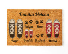 Charger l'image dans la galerie, Paillasson personnalisé en fibre de coco avec chaussons Famille 3 + Animal 3