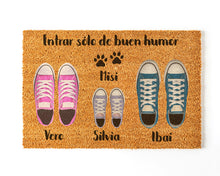 Cargar imagen en el visor de la galería, Felpudo Personalizado Fibra de Coco Con Zapatillas Familia 3 + Mascota
