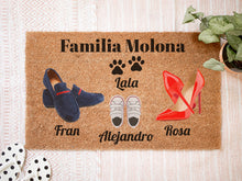 Charger l'image dans la galerie, Paillasson personnalisé en fibre de coco avec chaussons Famille 3 + Animal 3