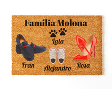 Charger l'image dans la galerie, Paillasson personnalisé en fibre de coco avec chaussons Famille 3 + Animal 3