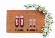 Cargar imagen en el visor de la galería, Felpudo Personalizado Fibra de Coco Con Zapatillas Familia 2