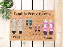 Cargar imagen en el visor de la galería, Felpudo Personalizado Fibra de Coco Con Zapatillas Familia 4