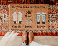 Cargar imagen en el visor de la galería, Felpudo Personalizado Fibra de Coco Con Zapatillas Pareja + Mascota 2