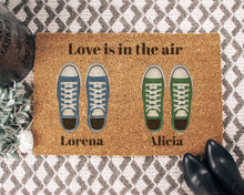 Cargar imagen en el visor de la galería, Felpudo Personalizado Fibra de Coco Con Zapatillas Pareja
