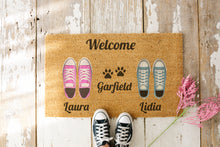 Charger l'image dans la galerie, Paillasson Personnalisé en Fibre de Coco Avec Chaussons Couple + Animal