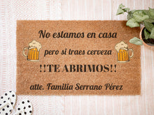 Cargar imagen en el visor de la galería, Felpudo Personalizado Fibra de Coco No estamos en casa