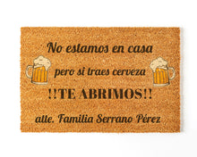 Cargar imagen en el visor de la galería, Felpudo Personalizado Fibra de Coco No estamos en casa