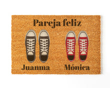 Cargar imagen en el visor de la galería, Felpudo Personalizado Fibra de Coco Con Zapatillas Pareja