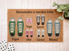 Cargar imagen en el visor de la galería, Felpudo Personalizado Fibra de Coco Con Zapatillas Familia 6