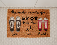 Cargar imagen en el visor de la galería, Felpudo Personalizado Fibra de Coco Con Zapatillas Pareja + Mascota 3
