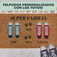 Cargar y reproducir el video en el visor de la galería, Felpudo Personalizado Fibra de Coco Con Zapatillas Familia 4 + Mascota
