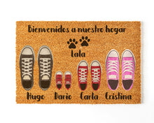 Cargar imagen en el visor de la galería, Felpudo Personalizado Fibra de Coco Con Zapatillas Familia 4 + Mascota
