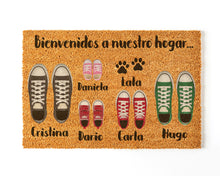 Cargar imagen en el visor de la galería, Felpudo Personalizado Fibra de Coco Con Zapatillas Familia 5 + Mascota
