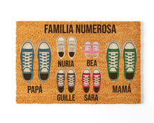 Cargar imagen en el visor de la galería, Felpudo Personalizado Fibra de Coco Con Zapatillas Familia 6

