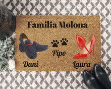 Cargar imagen en el visor de la galería, Felpudo Personalizado Fibra de Coco Mocasines Pareja + Mascota
