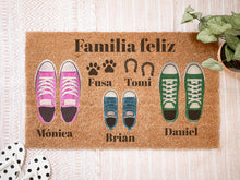 Cargar imagen en el visor de la galería, Felpudo Personalizado Fibra de Coco Con Zapatillas Familia 3 + Mascota 2
