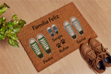 Cargar imagen en el visor de la galería, Felpudo Personalizado Fibra de Coco Con Zapatillas Familia 3 + Mascota

