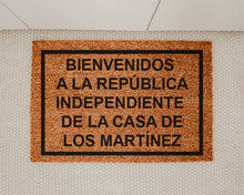 Cargar imagen en el visor de la galería, Felpudo Personalizado Fibra de Coco Bienvenidos a la República Independiente de mI Casa
