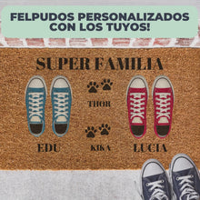 Cargar y reproducir el video en el visor de la galería, Felpudo Personalizado Fibra de Coco Con Zapatillas Familia 5
